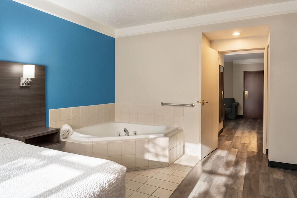 Deluxe Suite, 1 Bedroom, Non Smoking - Photo 1