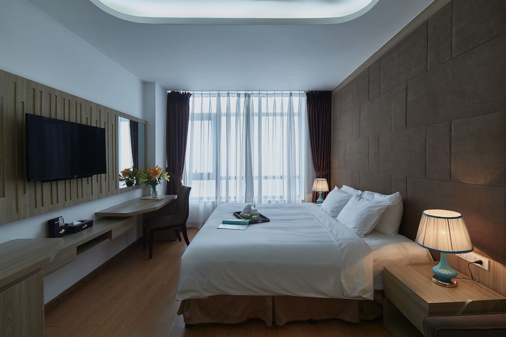 Executive Room, 1 King Bed, Bathtub, City View photo 2