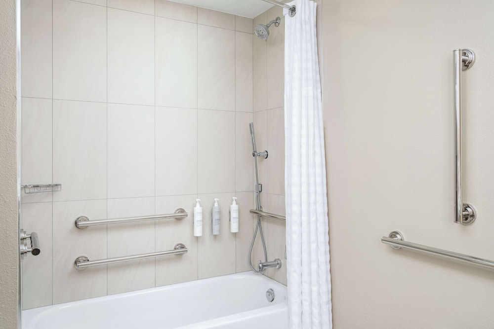 Suite, 2 Queen Beds, Accessible, Bathtub (2 Room, Corner) - Photo 7