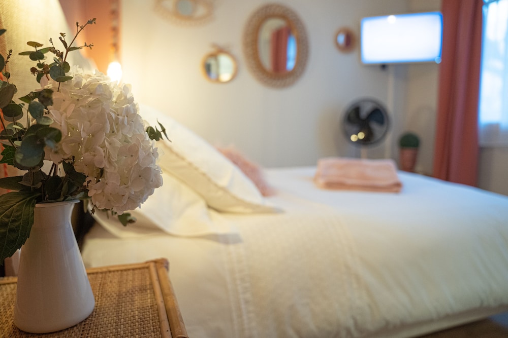 Comfort Double Room, Private Bathroom, City View - Photo 1