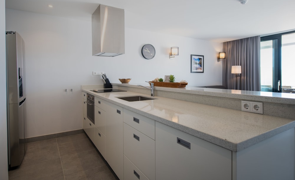 Premium Apartment, 2 Bedrooms, Ocean View, Beachfront - Photo 5