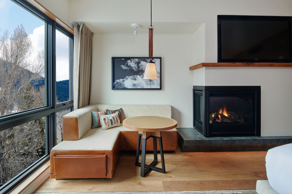 Room, 1 King Bed, Fireplace (Mobility/Hearing Access, Roll-In Shwr) - Photo 2