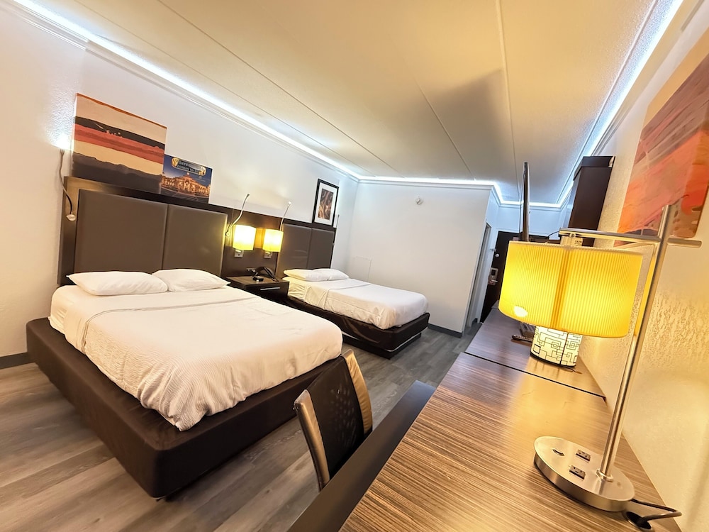 Suite, Multiple Beds, Non Smoking photo 3