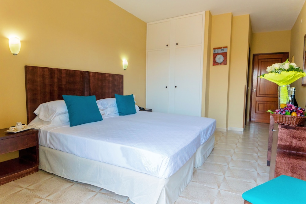 Standard Double Room, 2 Twin Beds - Photo 8
