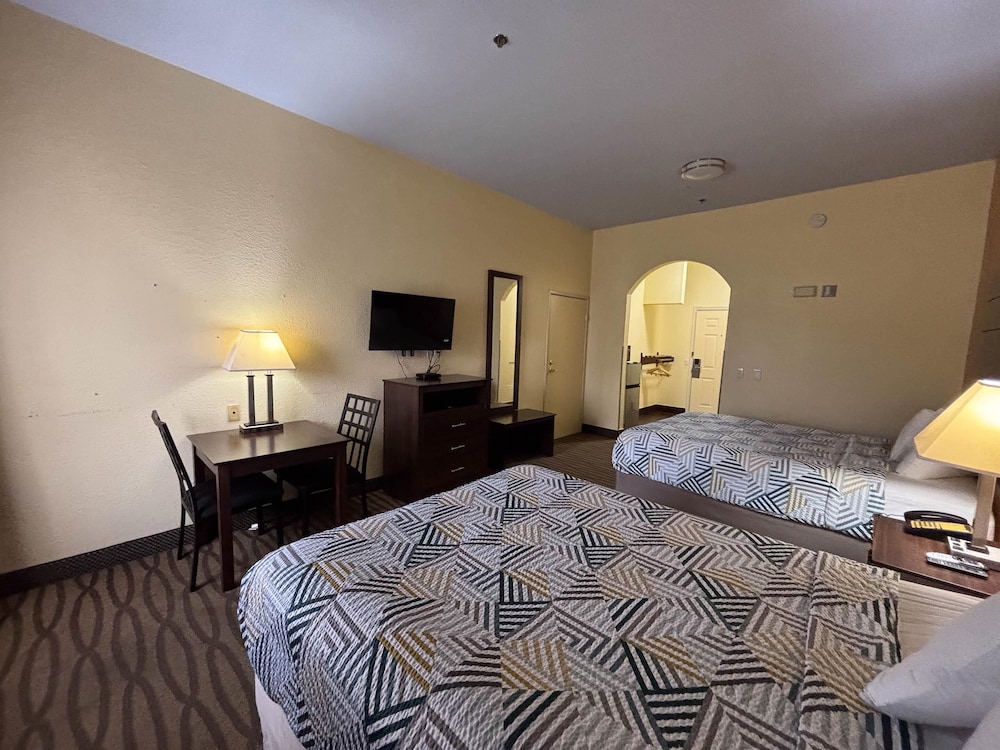 Suite, 2 Queen Beds, Non Smoking, Refrigerator & Microwave - Photo 2