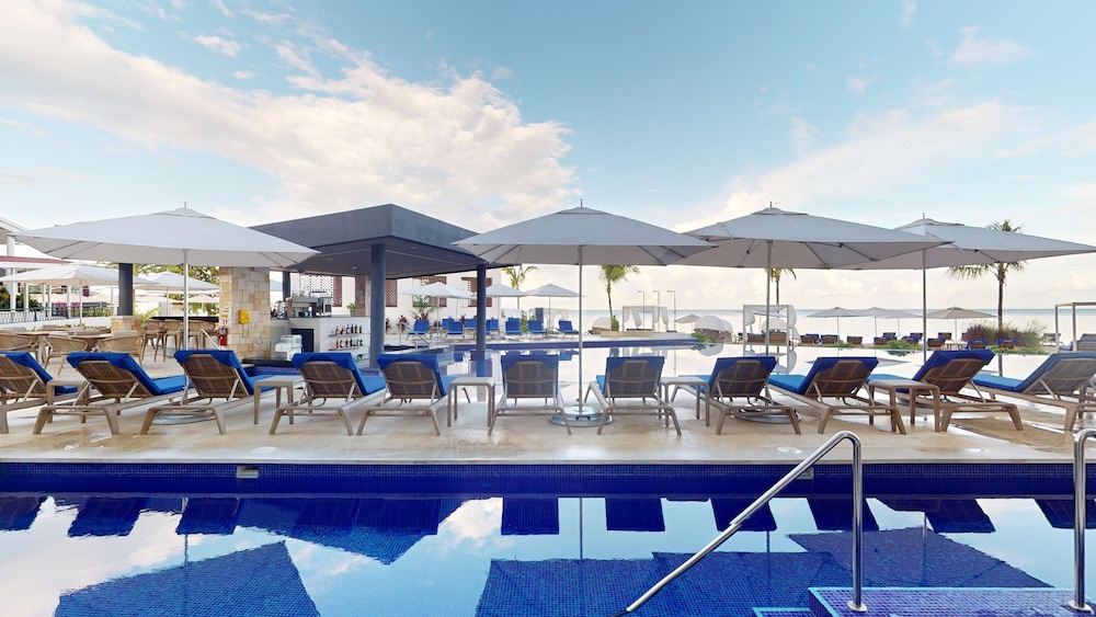 Luxury Junior Suite Beach Front Swim Out Diamond Club