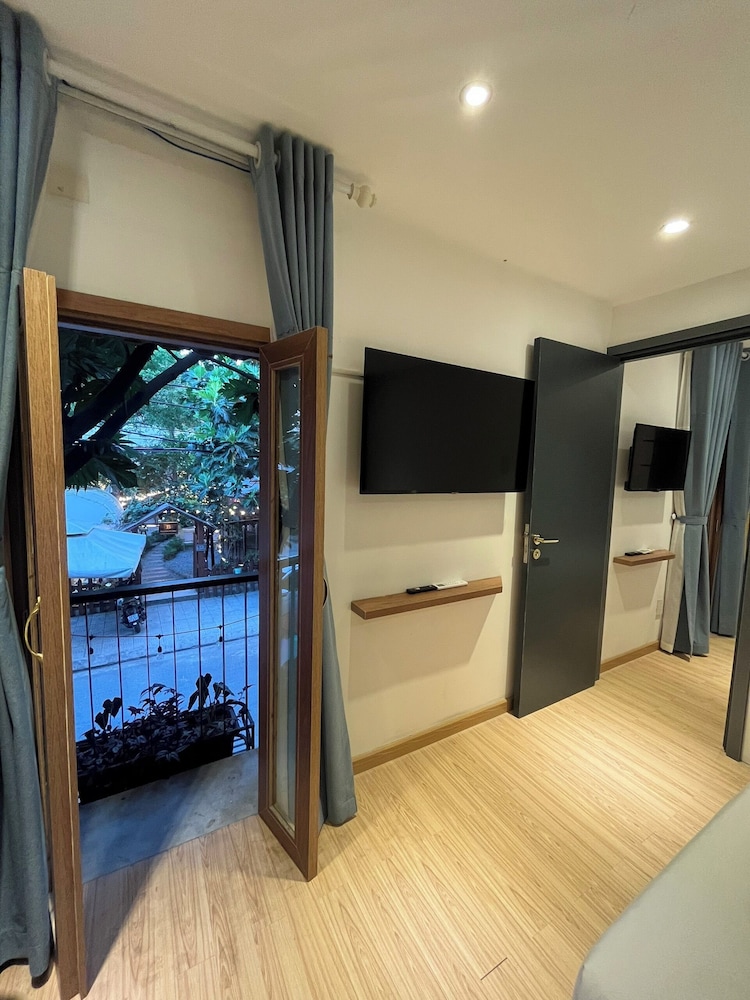 Deluxe King Room with Balcony - Photo 4