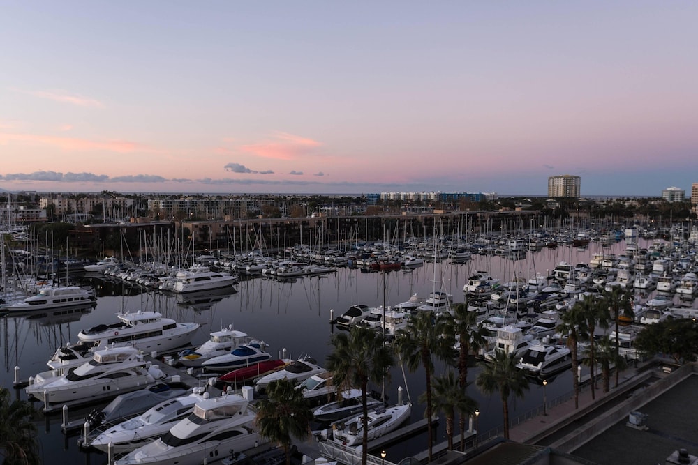 Executive Suite, 1 Bedroom, Marina View (Mobility Accessible, Tub) thumbnail 5
