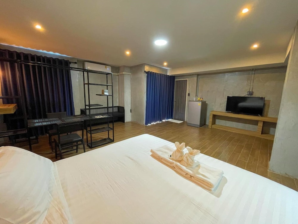 Deluxe Room - Photo 6