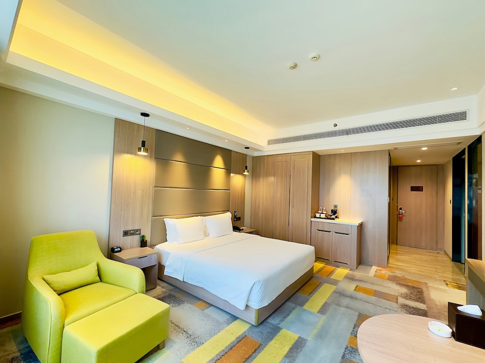 Standard Room, 1 King Bed, Smoking - Photo 1