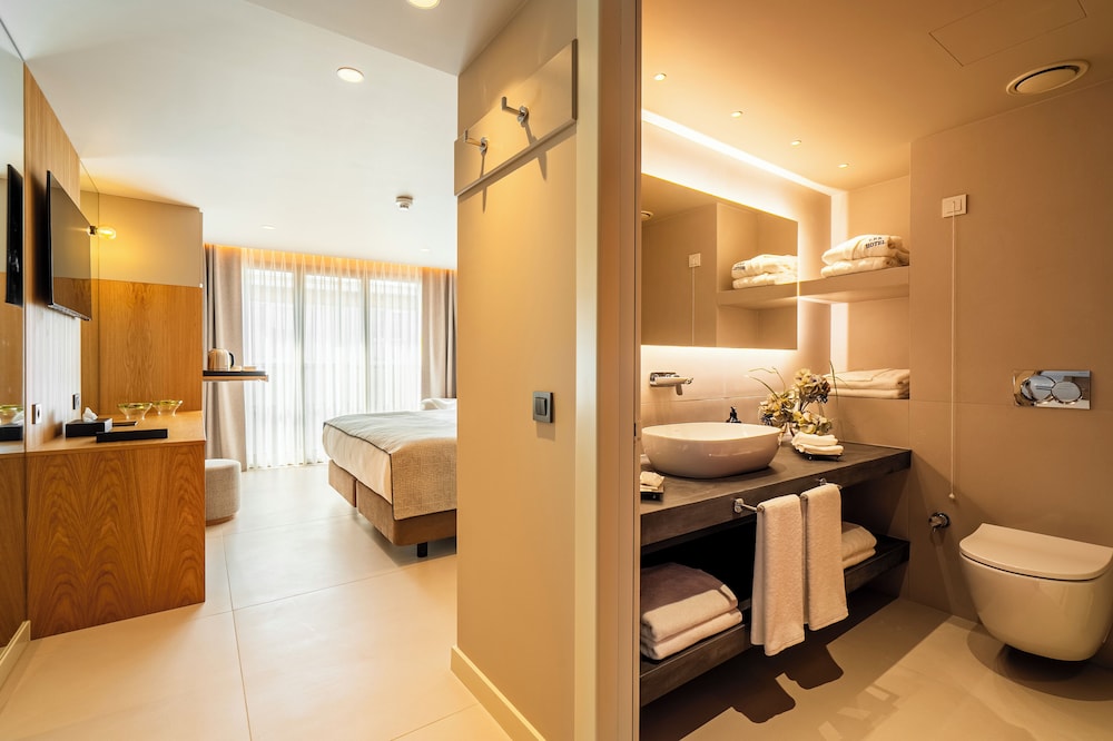 Superior Double or Twin Room, City View photo 3