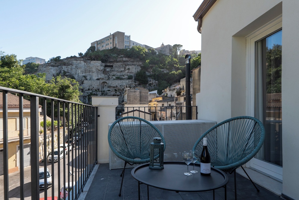 Deluxe Double or Twin Room, 1 King Bed, Non Smoking, Hill View