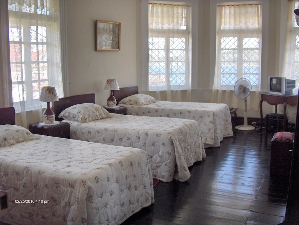 Deluxe Triple Room, Multiple Beds, Non Smoking, Private Bathroom