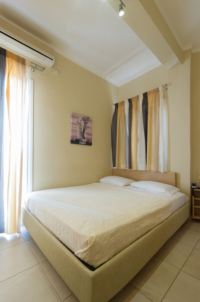 Single Room, 1 Queen Bed, Balcony, Sea View photo 3