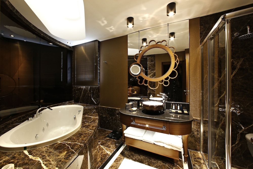 Deluxe King Suite - Photo 3