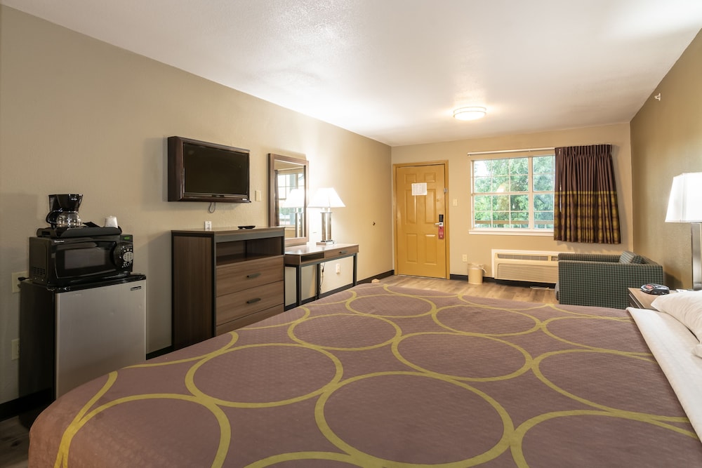 Deluxe Suite, 1 King Bed, Smoking - Photo 1