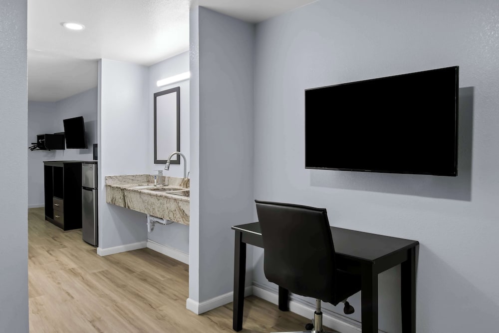 Deluxe Suite, Non Smoking (3 Queen Beds) - Photo 9