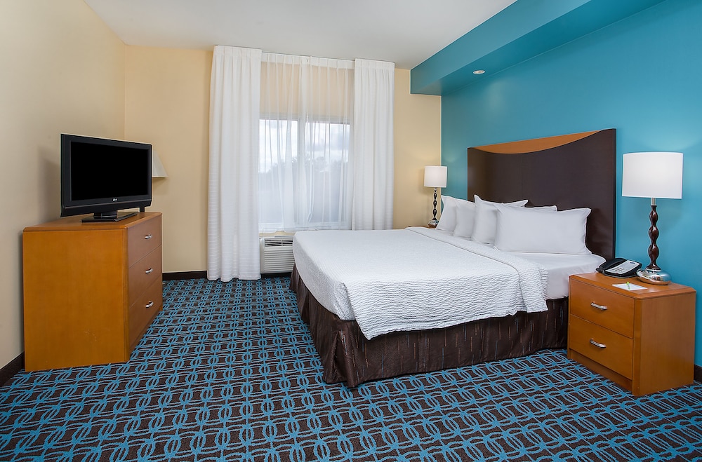 Room, 1 King Bed (Mobility Accessible, Roll-In Shower) photo 1