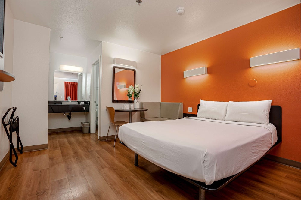 Premium Room, 1 Queen Bed, Non Smoking, Refrigerator photo 2