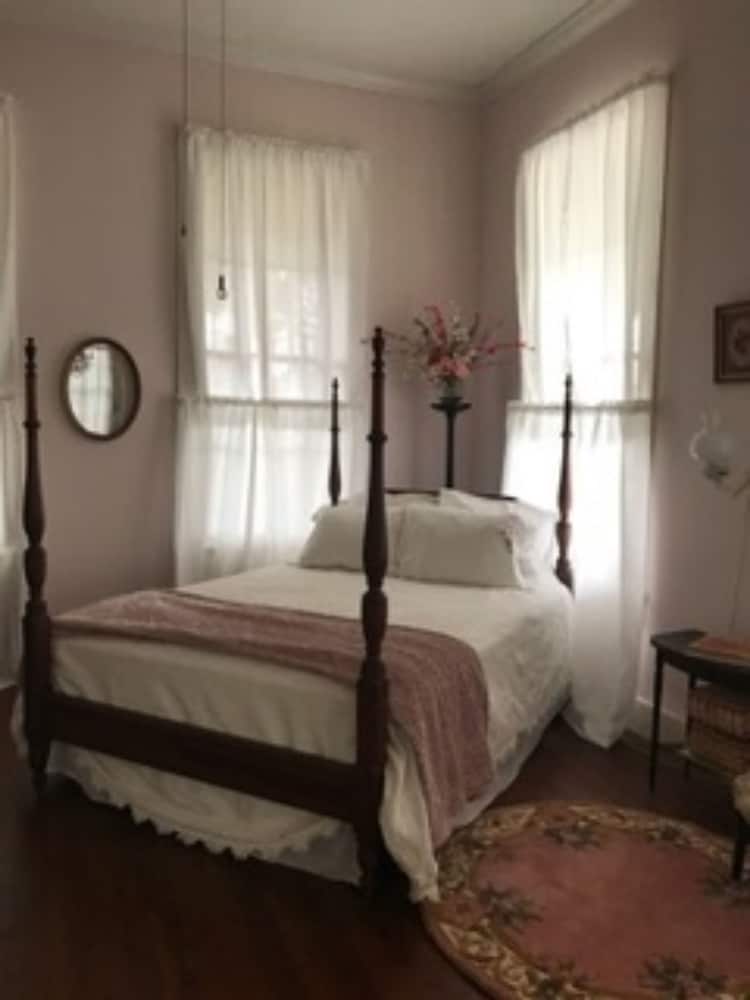 Classic Room, Private Bathroom (The Pink Stateroom) photo 3