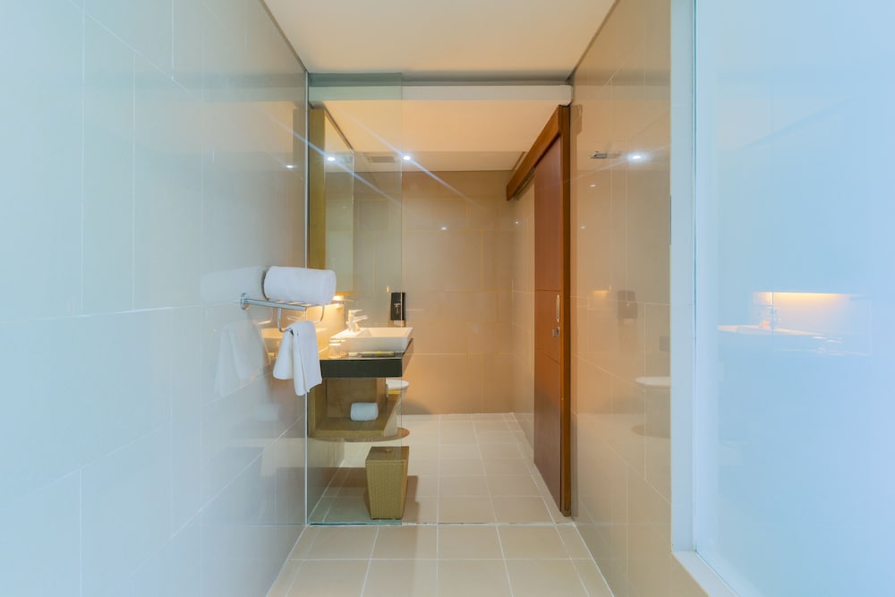 Grand Room, 1 Queen Bed, Pool View photo 2