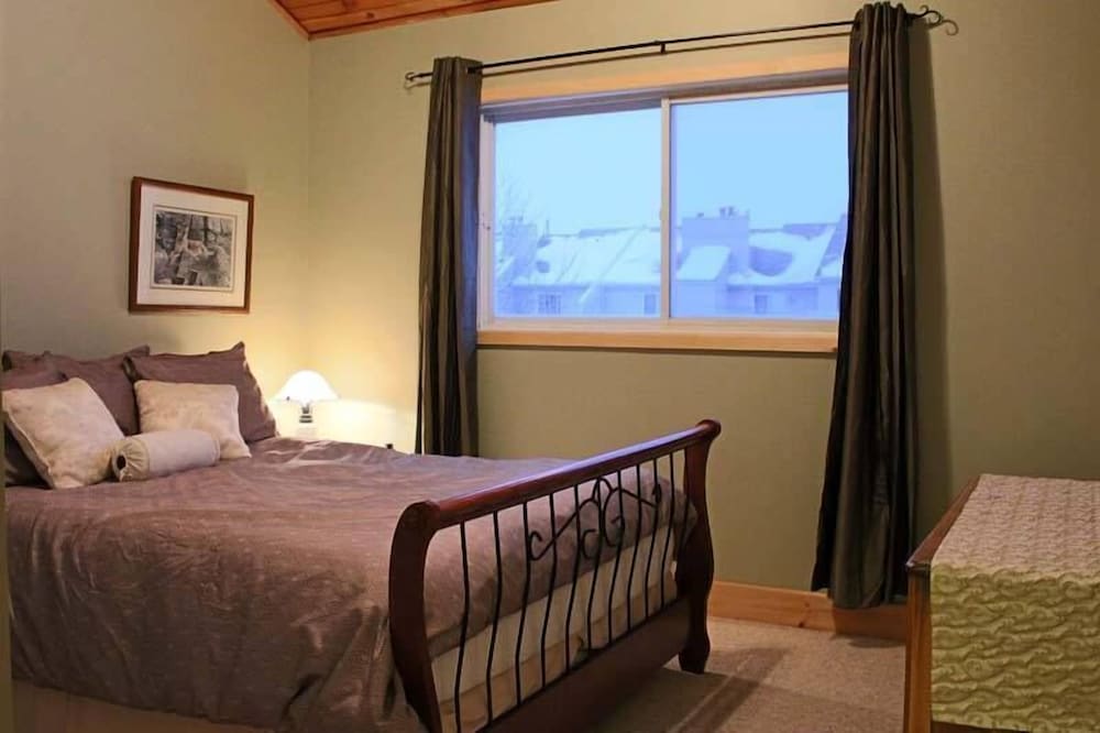 Chalet, Multiple Bedrooms, 2 Bathrooms photo 2