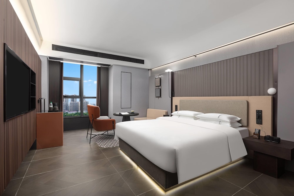 Deluxe Room, 1 King Bed, Non Smoking photo 3