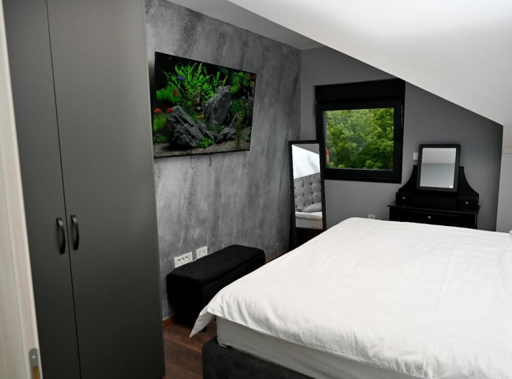 Apartment (Luxury One Bedroom Apartment with Ter)