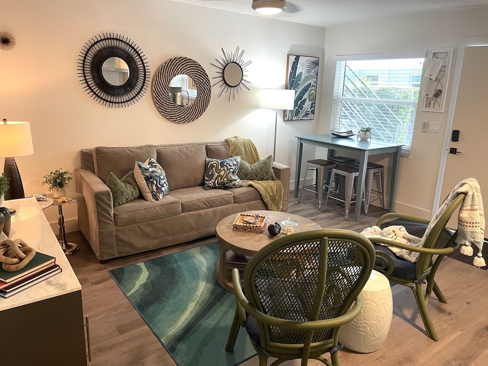 Downtown Deluxe 1 Bedroom 1 Bath Condo W/Sofa Bed Ground Floor Non Smoking