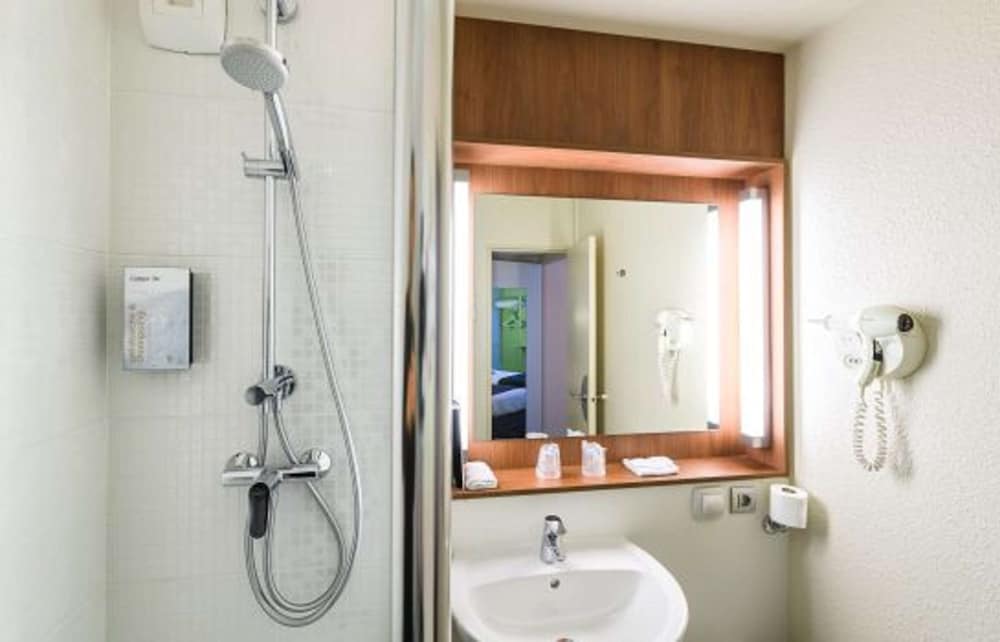 Standard Room, 2 Twin Beds - Photo 9