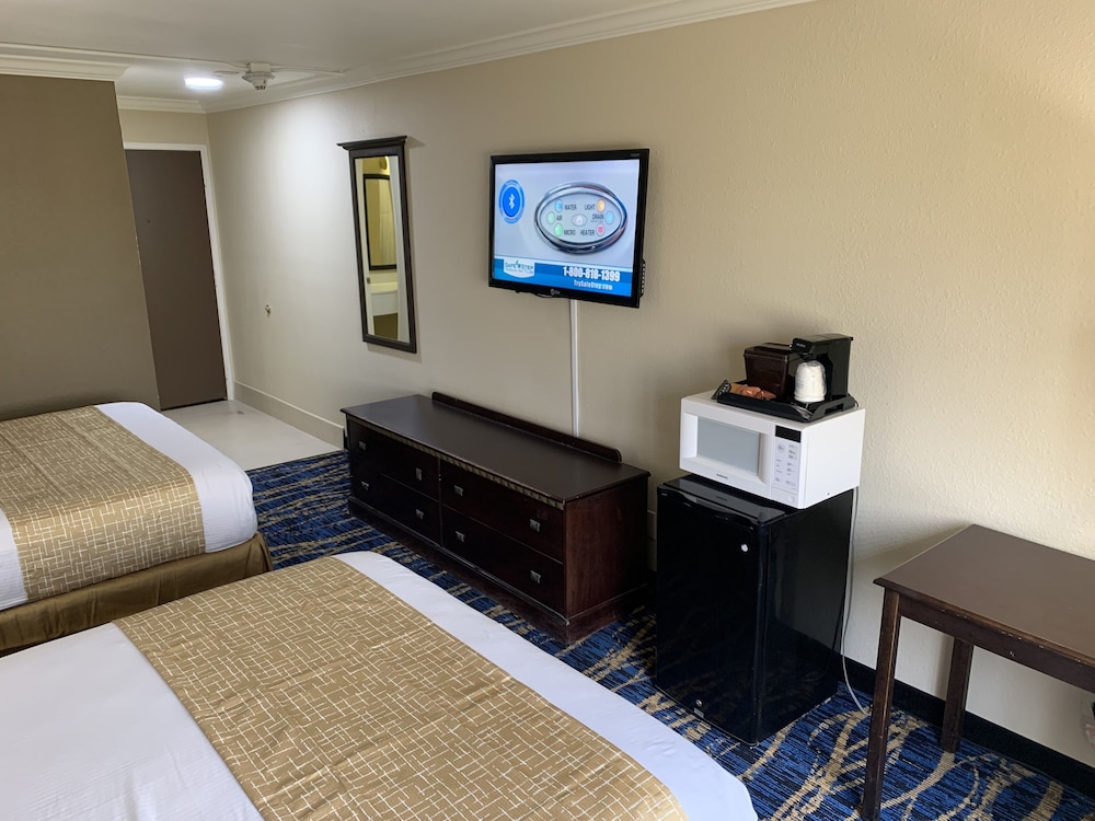 Room, 2 Queen Beds - Photo 4