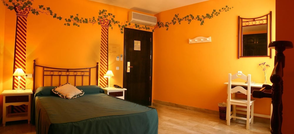 Twin Room - Photo 3