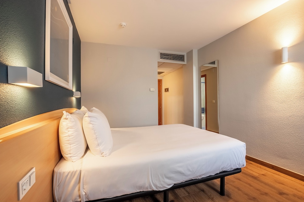 Room - Photo 14