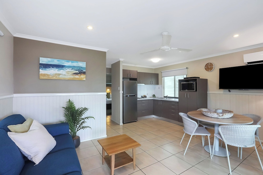 Deluxe Cabin - Sleeps 5 - Dog Friendly photo 3