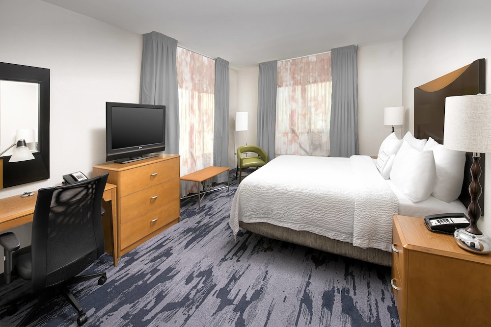 Studio, 1 King Bed, City View (Mobility Accessible, Tub) photo 2