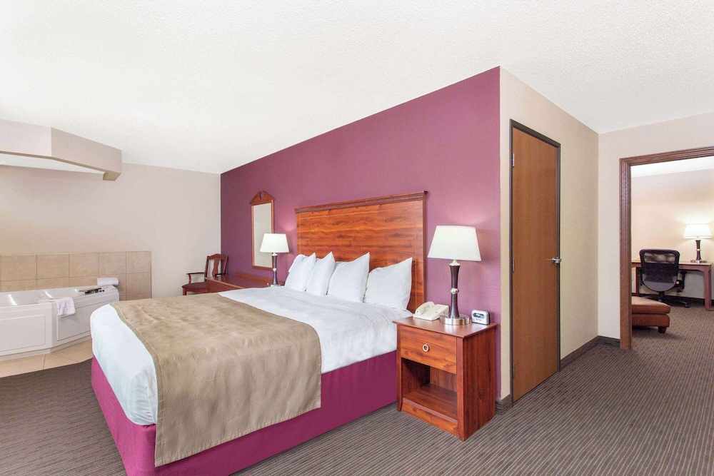Family Suite, 1 King Bed, Non Smoking, Fireplace (2 Room, Kitchen, Hot Tub) - Photo 4