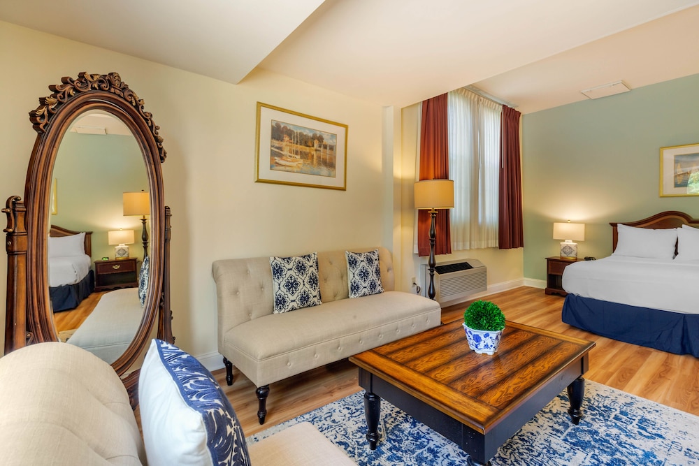 Premier Room, 1 King Bed photo 1