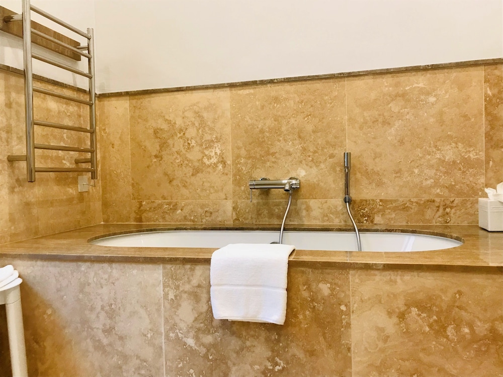 Deluxe Suite - Photo 10