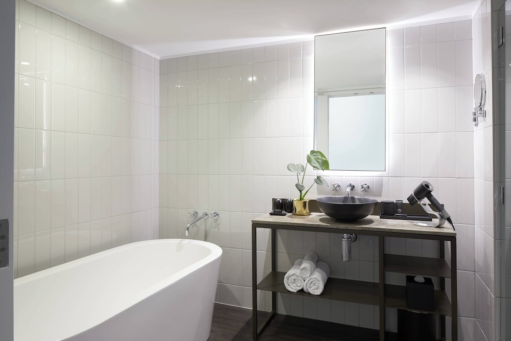 Suite, 1 King Bed, Balcony (Balcony)