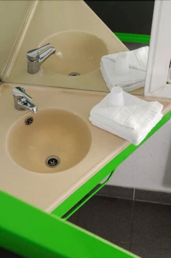 Single Room, Shared Bathroom photo 2