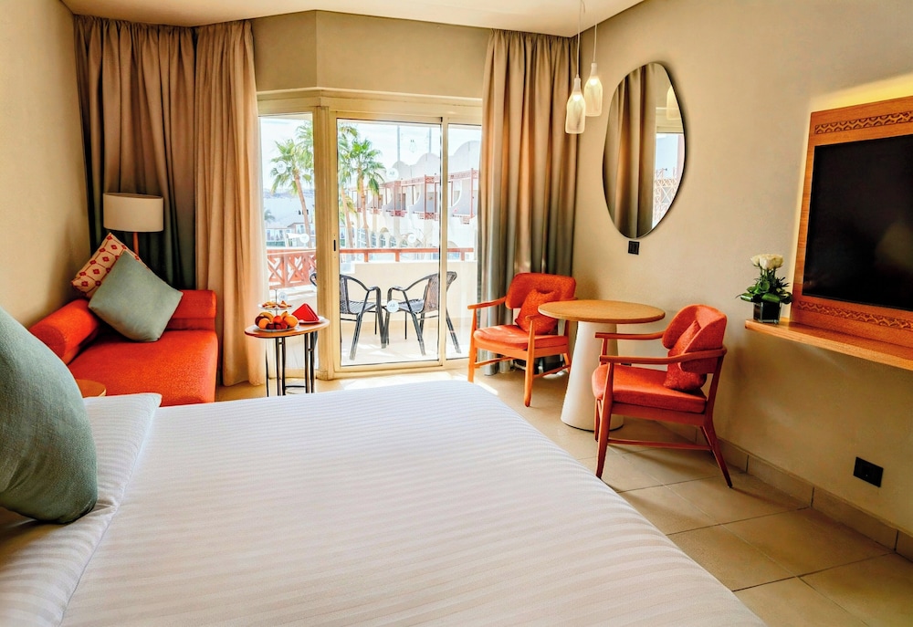 Superior Room, 1 King Bed, Pool View (Beach side) - Photo 3