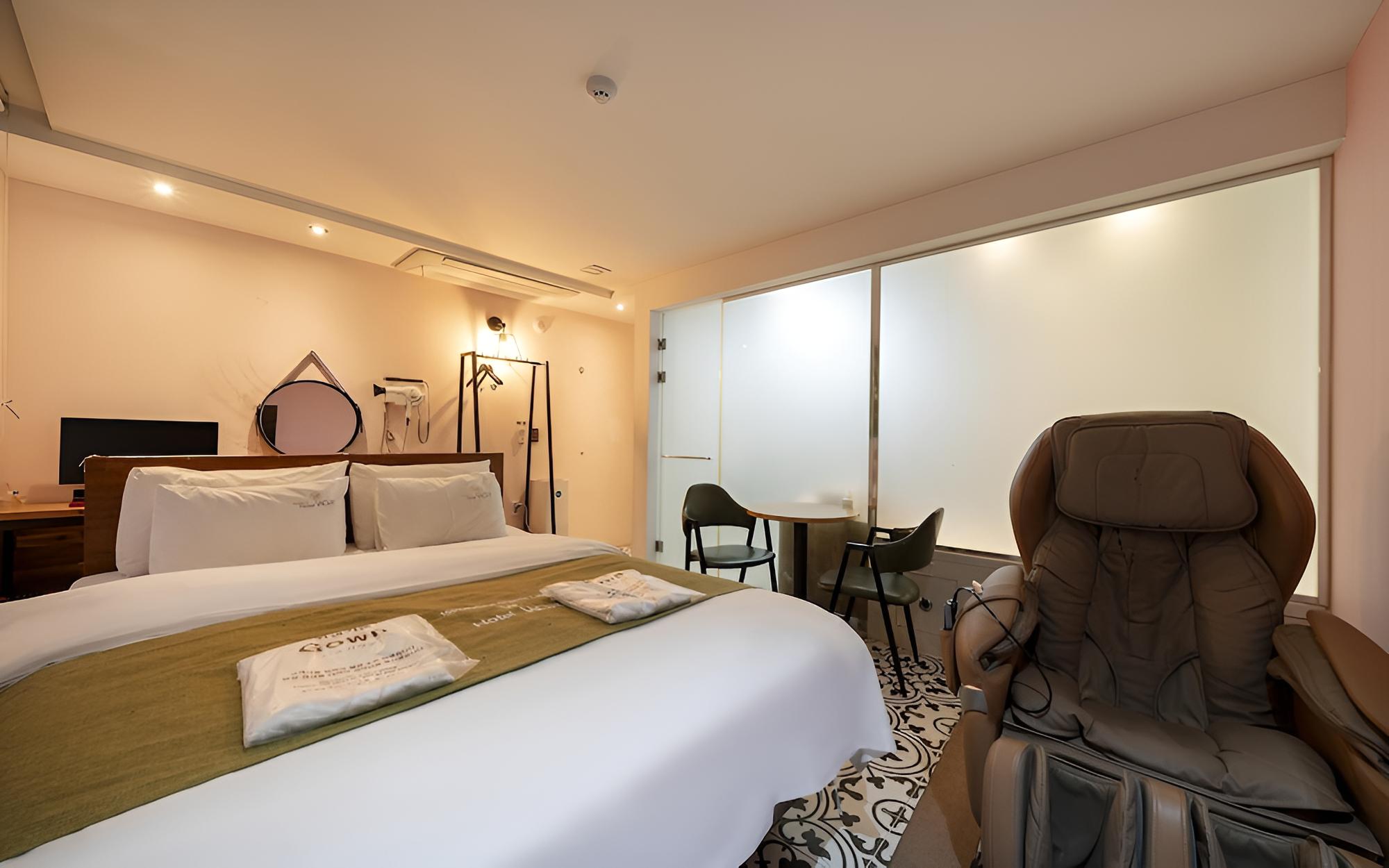 Room (Suite (Netflix Disney+ massage chair ) photo 2