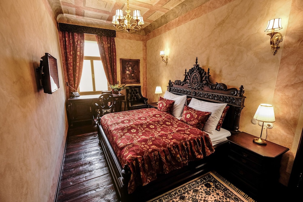Room (Deluxe King 201)