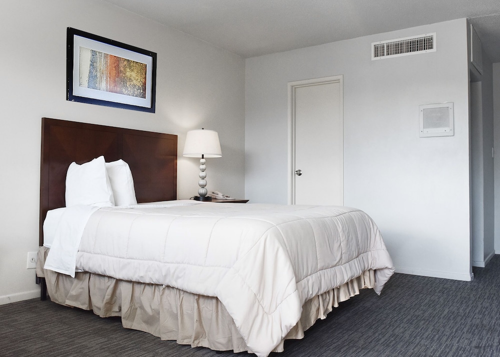 Standard Room, 1 Queen Bed photo 2
