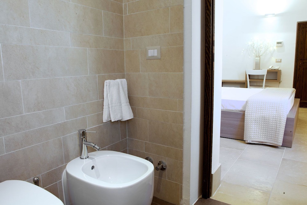 Standard Double Room - Photo 4