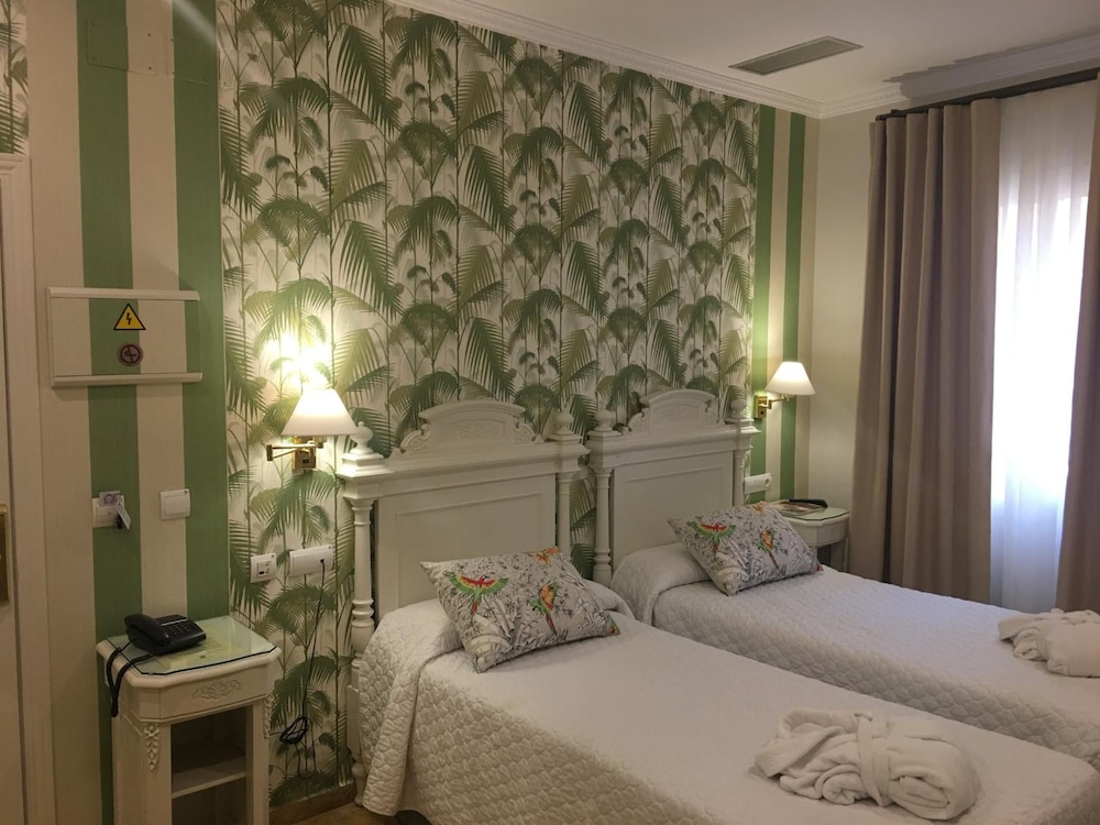 Standard Twin Room - Photo 16