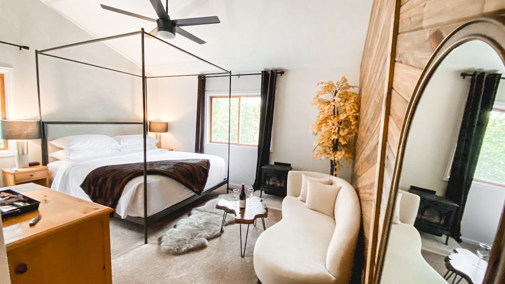 Aspen Room (Adults Only)