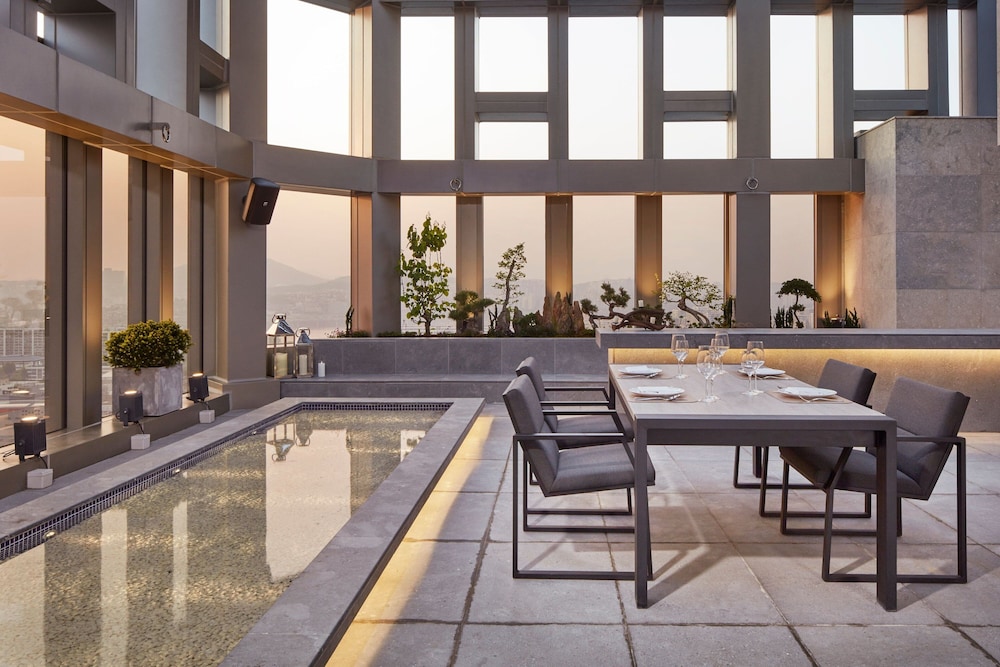 Penthouse, 1 King Bed, City View (Balcony) photo 1