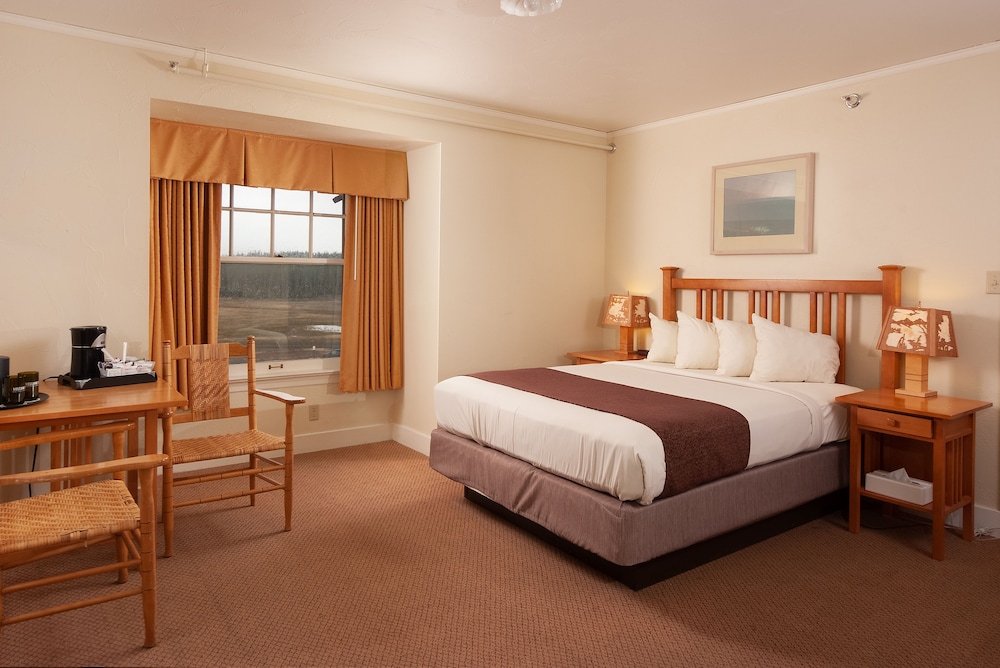 Deluxe Hotel Room 1 Queen / East Wing