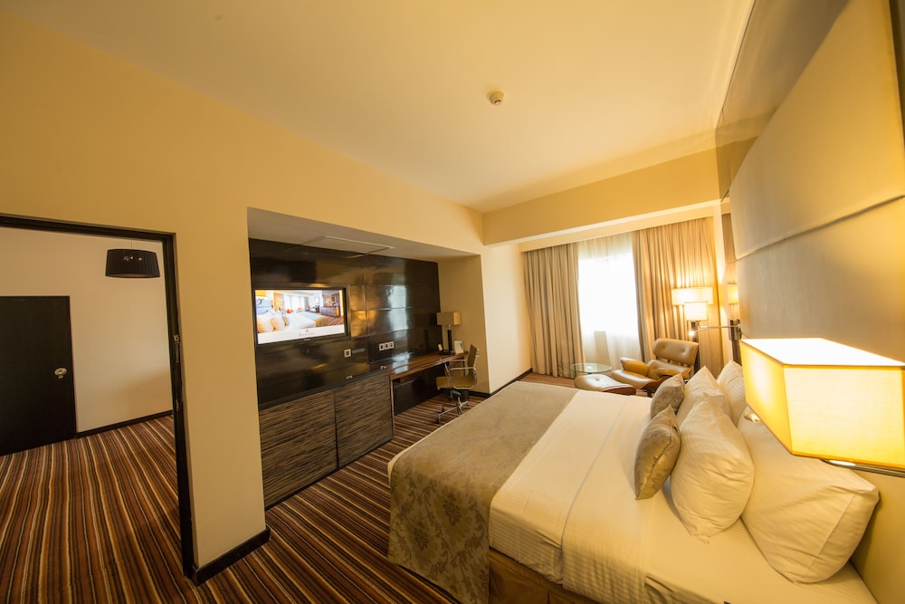 Suite, 1 King Bed, Non Smoking - Photo 3